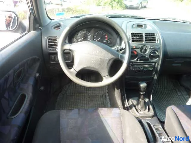 Sininen Mitsubishi Carisma 1998, ohjaamo, kuva 21