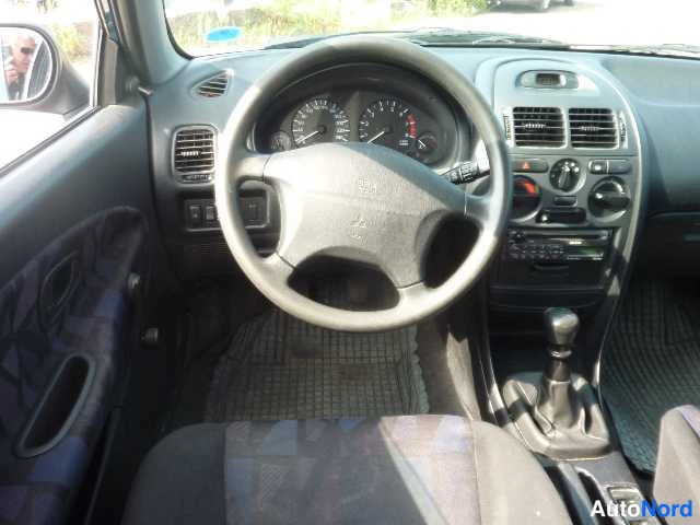 Sininen Mitsubishi Carisma 1998, ohjaamo, kuva 22