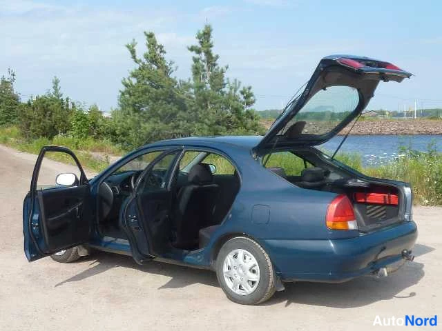 Sininen Mitsubishi Carisma 1998, takaviisto, kuva 14