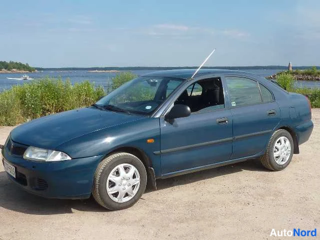 Sininen Mitsubishi Carisma 1998, etuviisto, keula vasemmalle, kuva 4