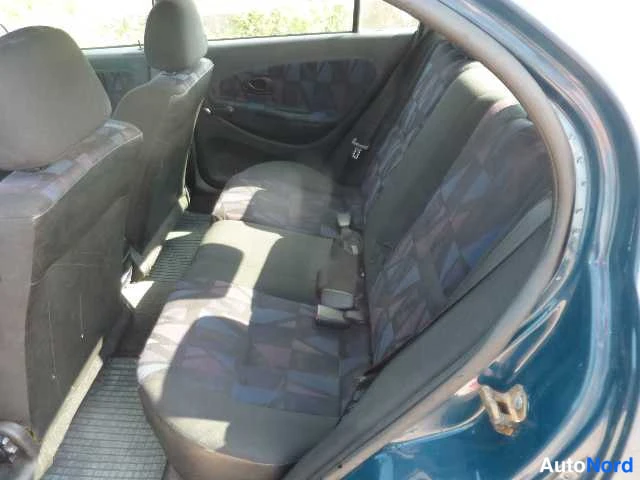 Sininen Mitsubishi Carisma 1998, takaistuimet, kuva 29