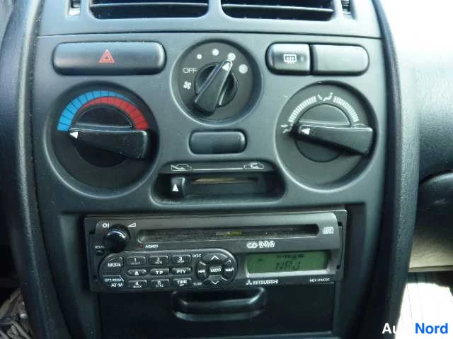 Sininen Mitsubishi Carisma 1998, yksityiskohta, kuva 32
