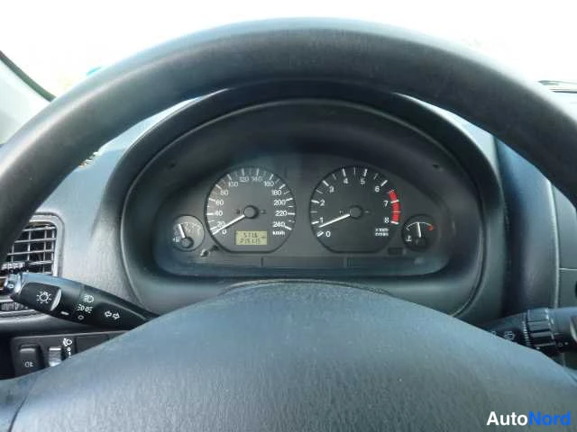 Sininen Mitsubishi Carisma 1998, yksityiskohta, kuva 33