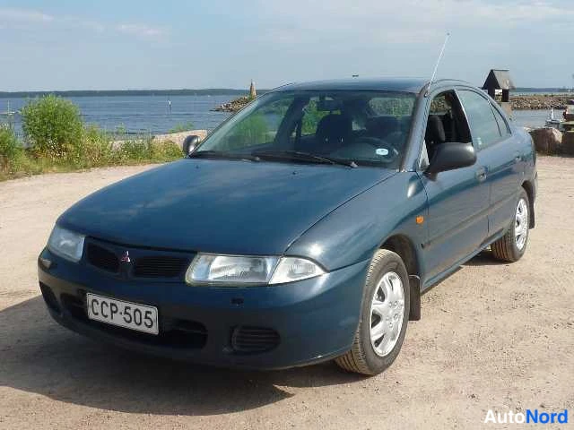 Sininen Mitsubishi Carisma 1998, etuviisto, keula vasemmalle, kuva 5