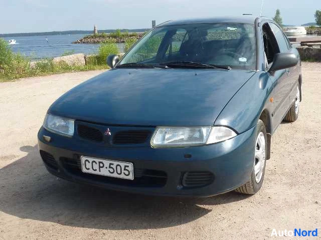Sininen Mitsubishi Carisma 1998, etuviisto, keula vasemmalle, kuva 6