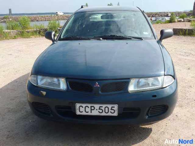 Sininen Mitsubishi Carisma 1998, edestä, kuva 9