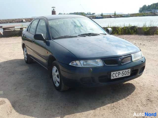 Sininen Mitsubishi Carisma 1998, etuviisto, keula oikealle, kuva 7
