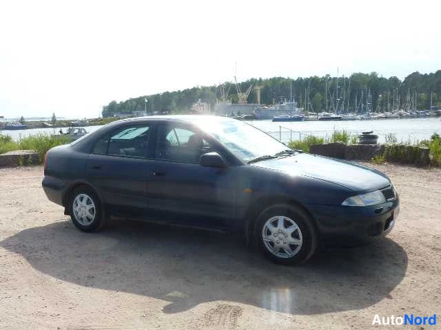 Sininen Mitsubishi Carisma 1998, etuviisto, keula oikealle, kuva 8