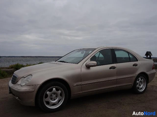 Beige Mercedes-Benz C 200 2001, etuviisto, keula vasemmalle, kuva 2