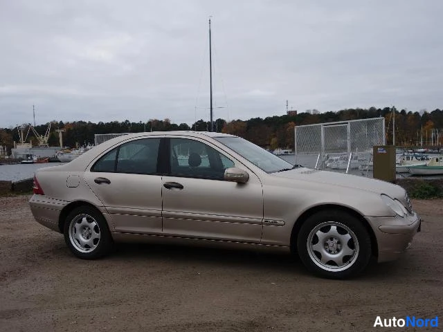 Beige Mercedes-Benz C 200 2001, etuviisto, keula oikealle, kuva 5