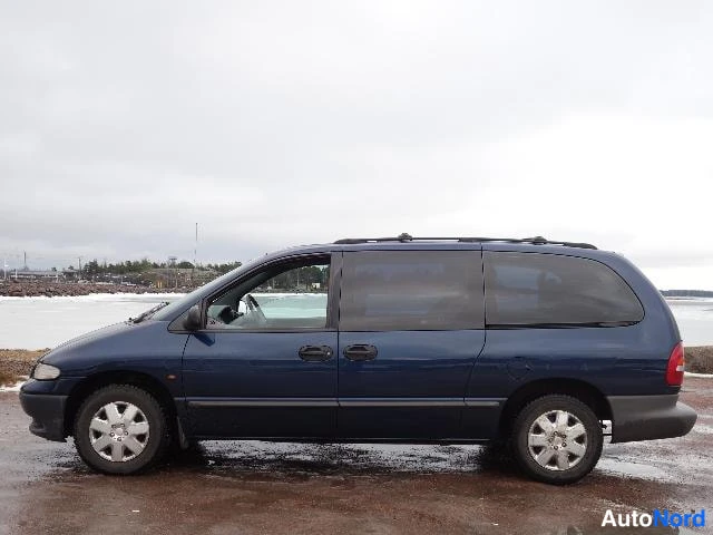 Sininen Chrysler Voyager 2000, etuviisto, keula vasemmalle, kuva 4