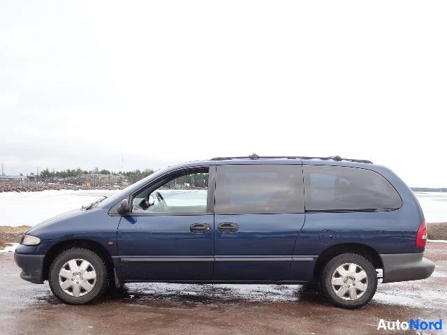 Sininen Chrysler Voyager 2000, etuviisto, keula vasemmalle, kuva 5
