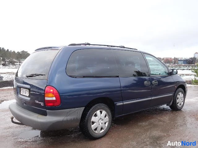 Sininen Chrysler Voyager 2000, takaviisto, kuva 11