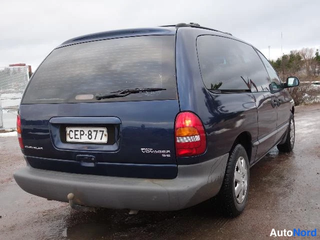 Sininen Chrysler Voyager 2000, takaa, kuva 16