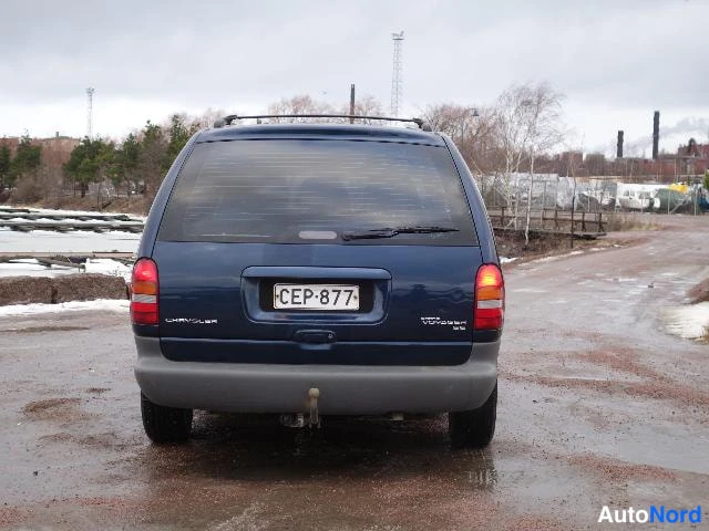 Sininen Chrysler Voyager 2000, takaa, kuva 17