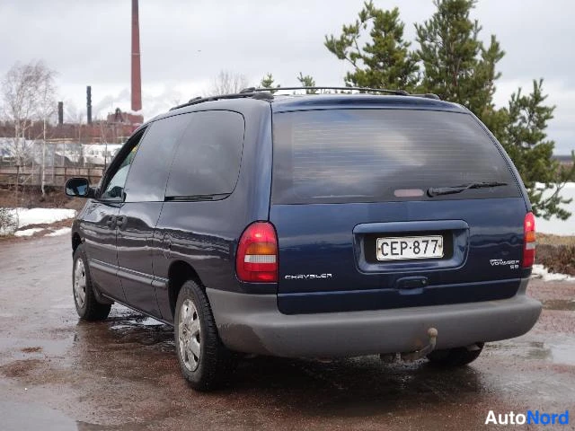 Sininen Chrysler Voyager 2000, takaviisto, kuva 12
