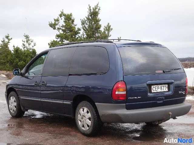 Sininen Chrysler Voyager 2000, takaviisto, kuva 13