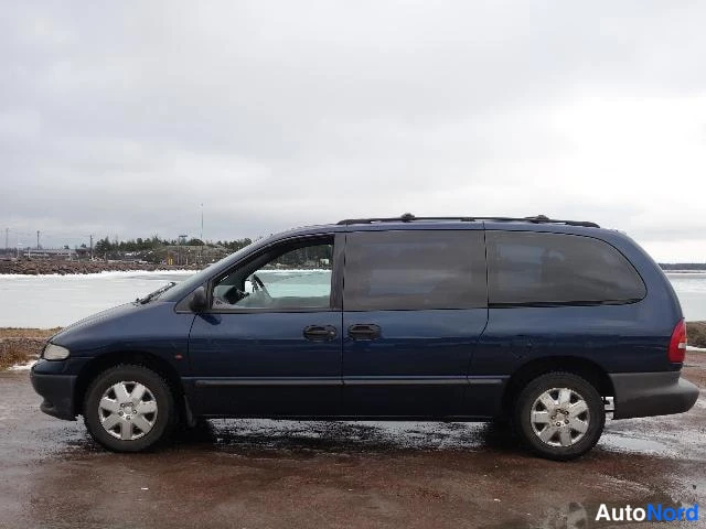 Sininen Chrysler Voyager 2000, etuviisto, keula vasemmalle, kuva 6