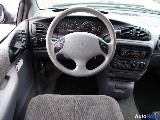 Sininen Chrysler Voyager 2000, ohjaamo, kuva 18