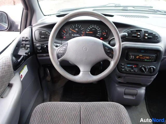 Sininen Chrysler Voyager 2000, ohjaamo, kuva 19