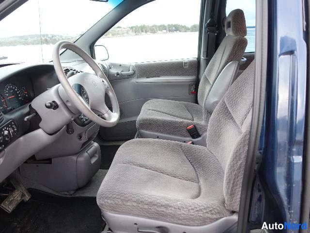 Sininen Chrysler Voyager 2000, etuistuimet, kuva 22