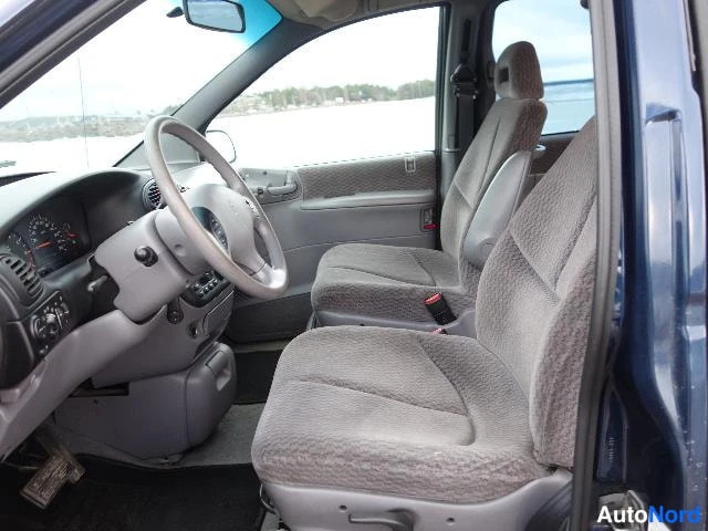 Sininen Chrysler Voyager 2000, etuistuimet, kuva 23