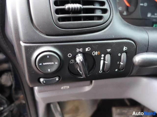 Sininen Chrysler Voyager 2000, yksityiskohta, kuva 27