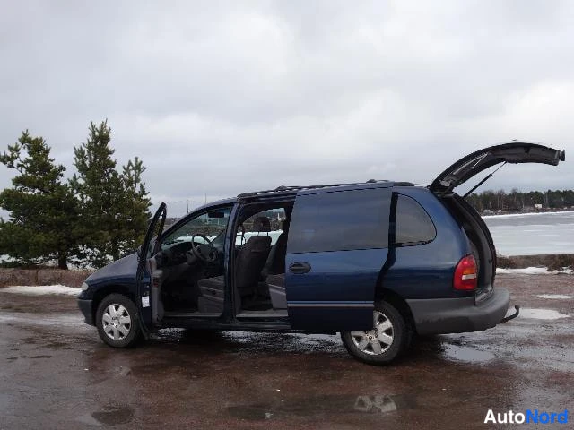 Sininen Chrysler Voyager 2000, takaviisto, kuva 14