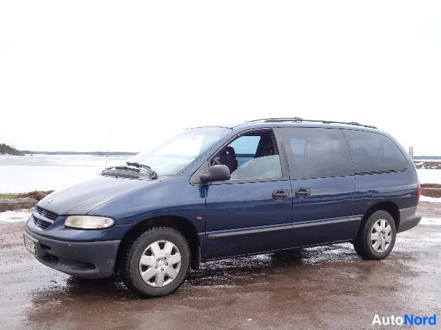 Sininen Chrysler Voyager 2000, etuviisto, keula vasemmalle, kuva 2