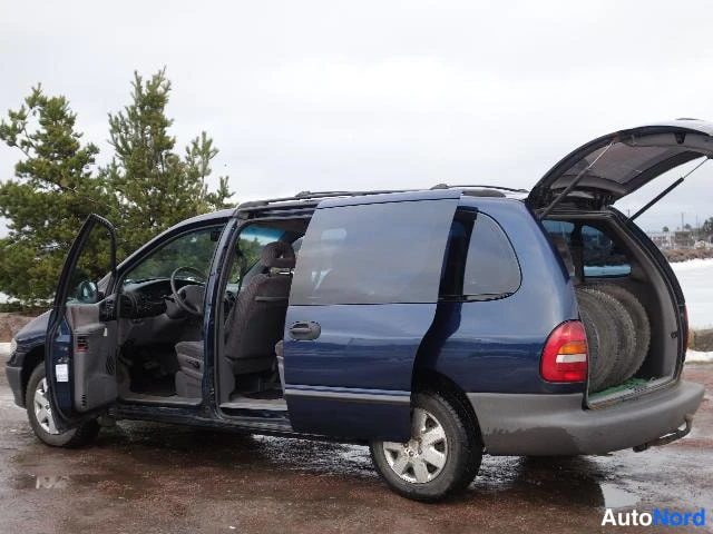 Sininen Chrysler Voyager 2000, takaviisto, kuva 15