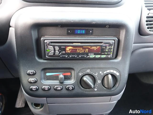 Sininen Chrysler Voyager 2000, yksityiskohta, kuva 33