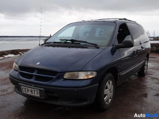 Sininen Chrysler Voyager 2000, etuviisto, keula vasemmalle, kuva 3