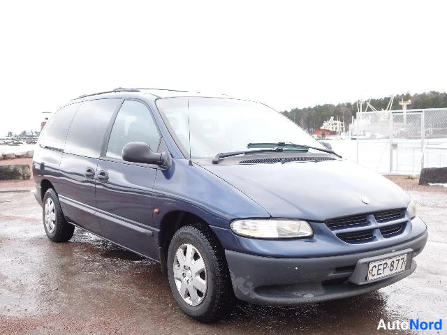 Sininen Chrysler Voyager 2000, etuviisto, keula oikealle, kuva 7