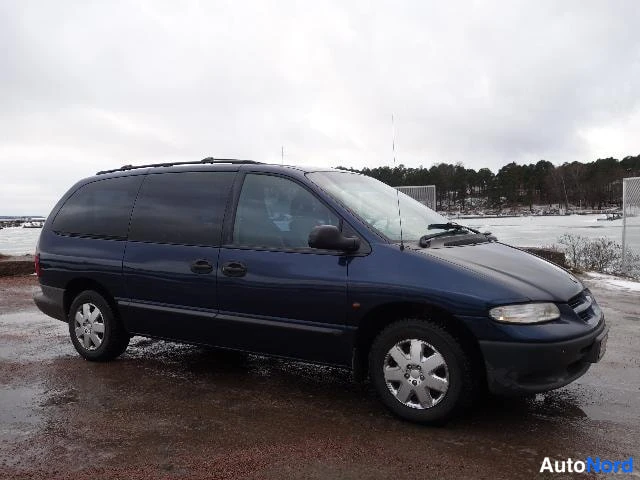 Sininen Chrysler Voyager 2000, etuviisto, keula oikealle, kuva 8