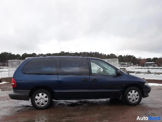 Sininen Chrysler Voyager 2000, sivulta, kuva 10
