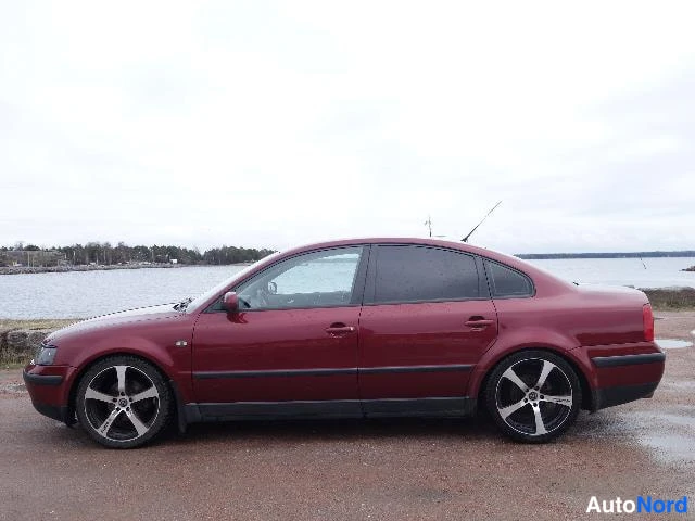 Punainen Volkswagen Passat 2000, etuviisto, keula vasemmalle, kuva 2