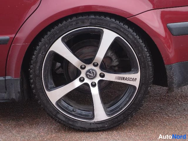Punainen Volkswagen Passat 2000, kuva 36