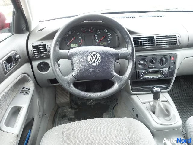 Punainen Volkswagen Passat 2000, kuva 38