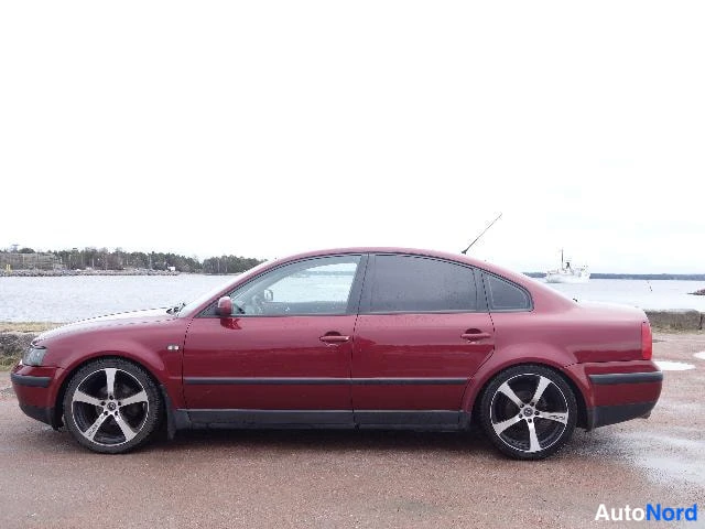Punainen Volkswagen Passat 2000, etuviisto, keula vasemmalle, kuva 4