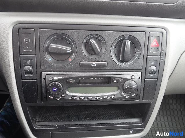 Punainen Volkswagen Passat 2000, yksityiskohta, kuva 30