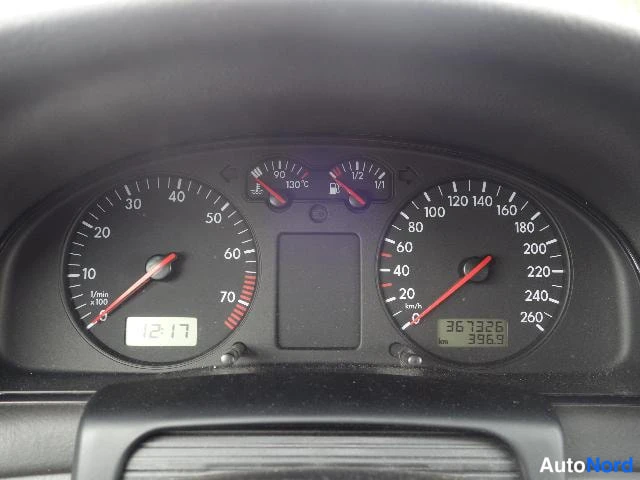 Punainen Volkswagen Passat 2000, yksityiskohta, kuva 31