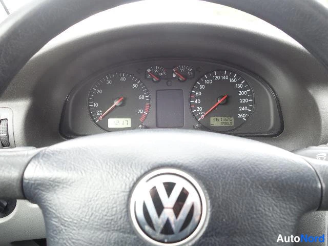 Punainen Volkswagen Passat 2000, yksityiskohta, kuva 32