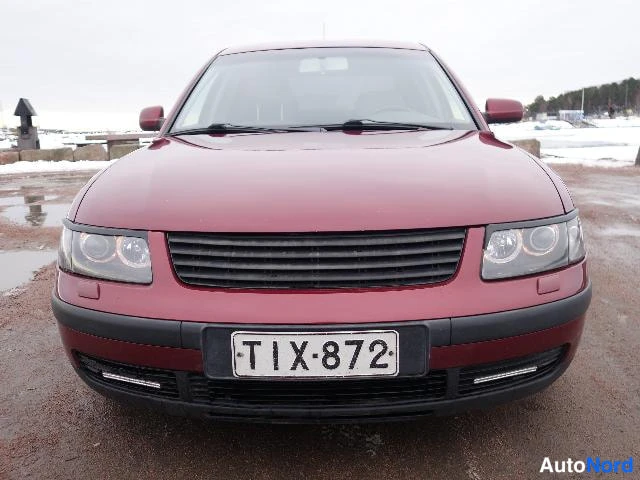 Punainen Volkswagen Passat 2000, edestä, kuva 10