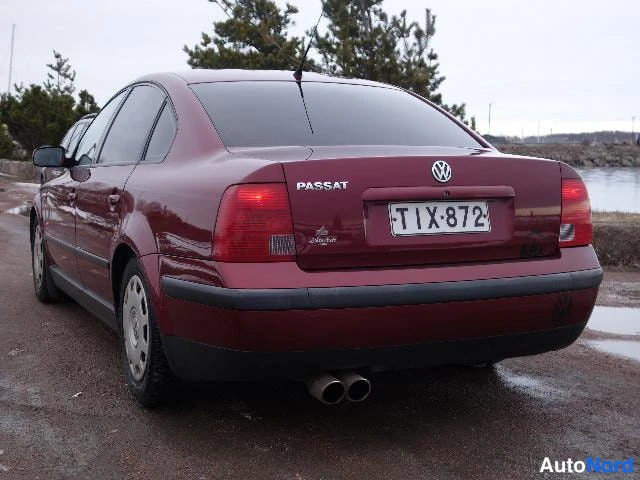 Punainen Volkswagen Passat 2000, takaviisto, kuva 16