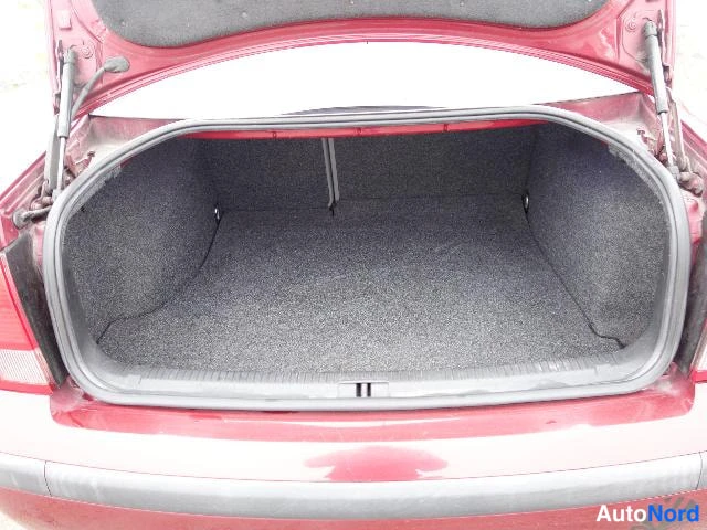 Punainen Volkswagen Passat 2000, tavaratila, kuva 28