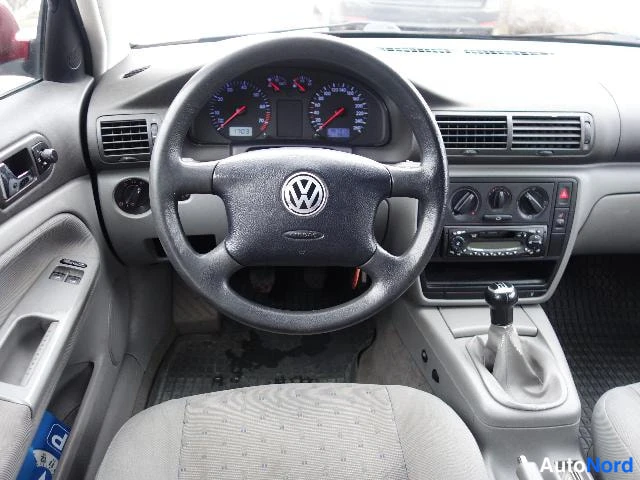 Punainen Volkswagen Passat 2000, ohjaamo, kuva 21