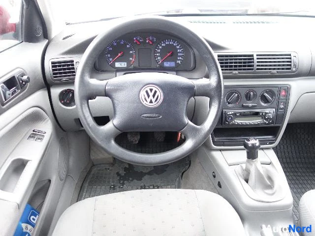 Punainen Volkswagen Passat 2000, ohjaamo, kuva 22