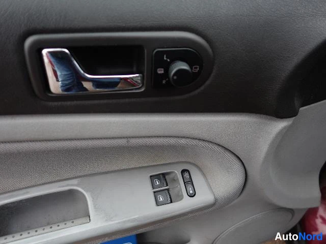 Punainen Volkswagen Passat 2000, yksityiskohta, kuva 33
