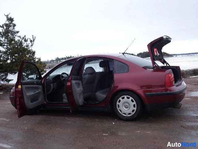 Punainen Volkswagen Passat 2000, takaviisto, kuva 17