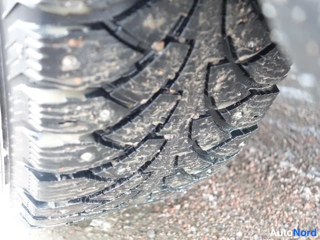 Punainen Volkswagen Passat 2000, yksityiskohta, kuva 34